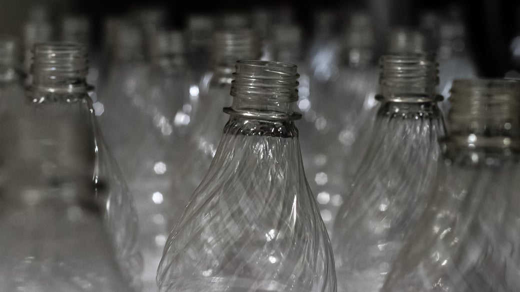 Russland verbietet große Plastik-Bierflaschen