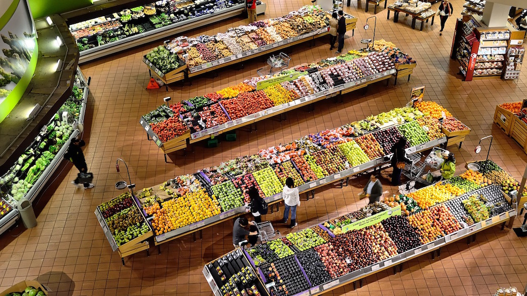 Lebensmittel-Embargo schadet europäischen Produzenten. Doch es gibt Möglichkeiten, wie westliche Lebensmittel doch in den russischen Supermarkt gelangen.