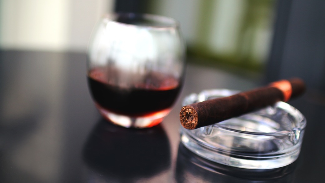 Tabakwaren und Wein