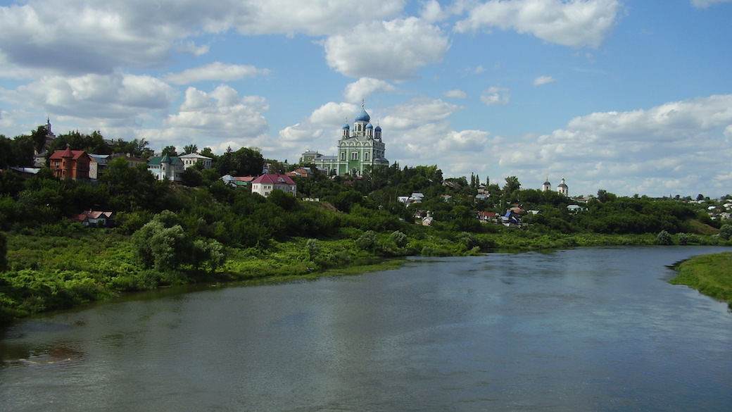 Die Ortschaft Jelez mit dem Fluss Sosna, Gebiet Lipezk