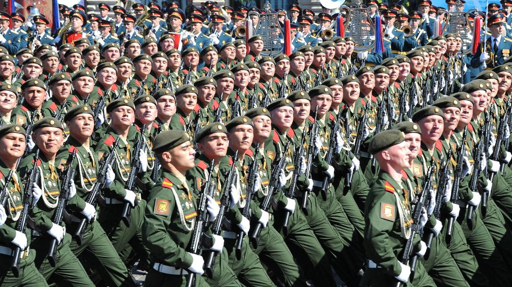 Parade des russischen Militärs. Regierung senkt Militäretat.