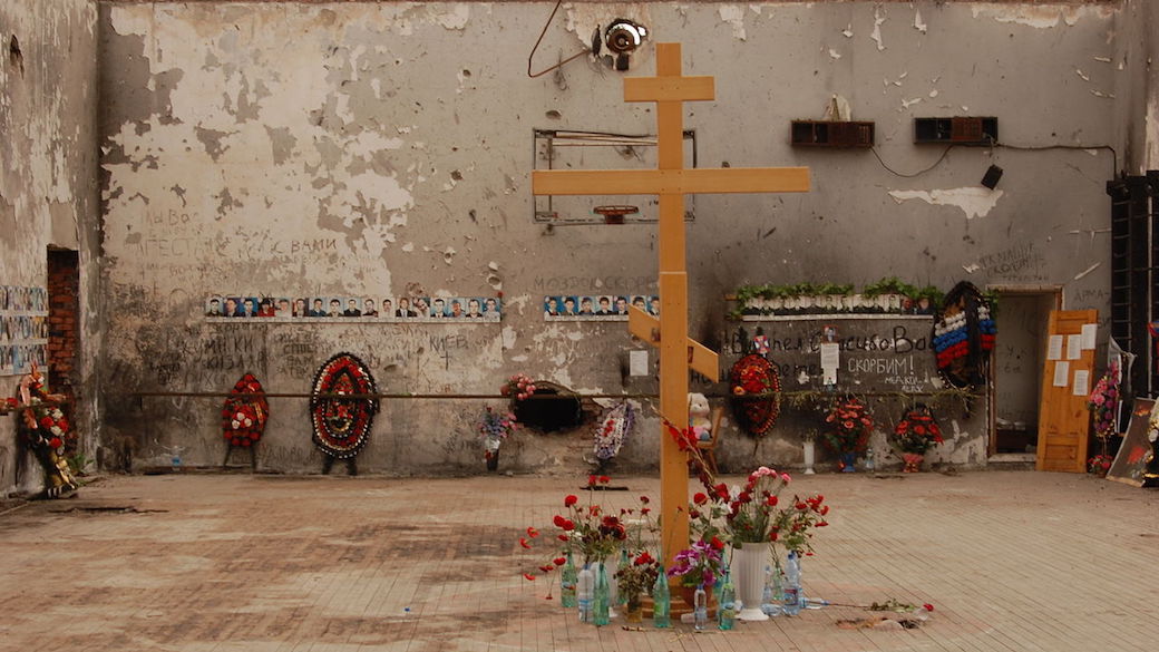 Kreuz im Saal der Schule von Beslan