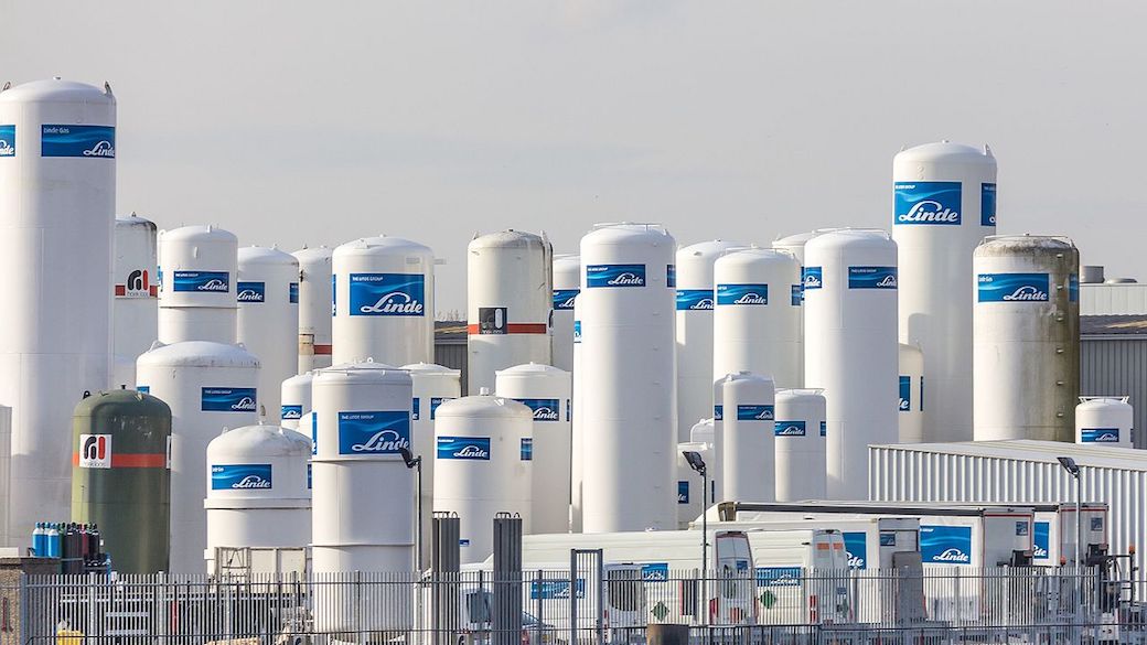 Storage tanks for gas by The Linde Group, Spuihaven, Schiedam, Rotterdam