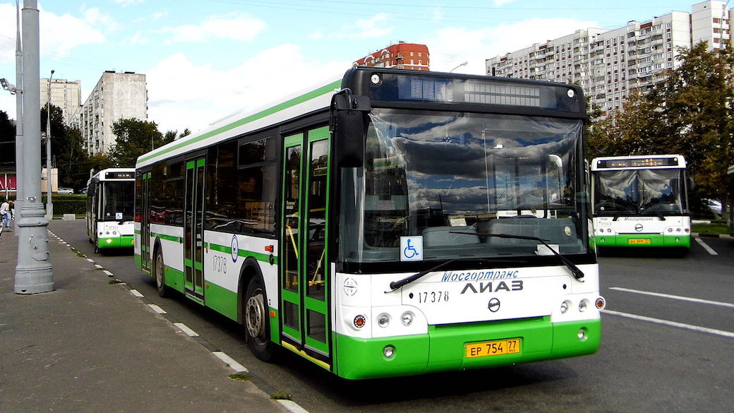 Grüner Bus der Moskauer Verkehrsbetriebe