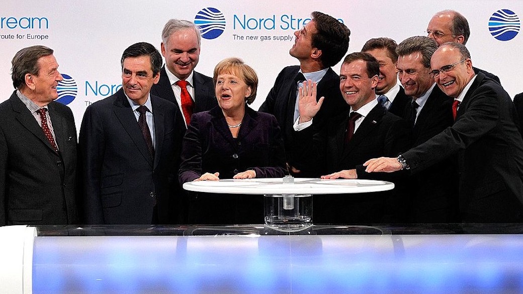 Angela Merkel und Wirtschaft legen Grundstein für Ostsee-Pipeline Nord Stream.