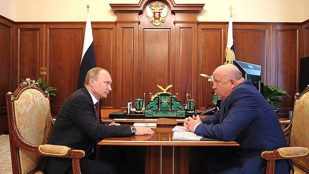 Der russische Präsident Wladimir Putin und der ehemalige Gouverneur der Oblast Nischni Nowgorod, Waleri Schanzew.