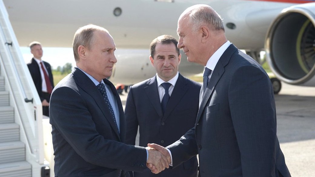 Der russische Präsident Wladimir Putin und der ehemalige Gouverneur der Oblast Samara, Nikolai Merkuschin