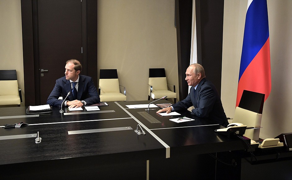 Industrieminister Denis Manturow und Präsident Wladimir Putin bei der Chemiewaffen-Zerstörung