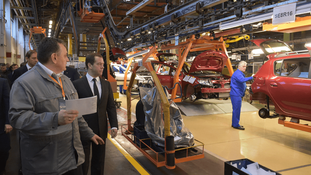 Medwedew besucht ein Automobilwerk