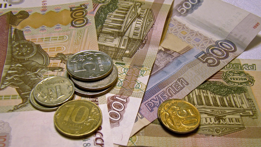Rubel-Scheine und Münzen