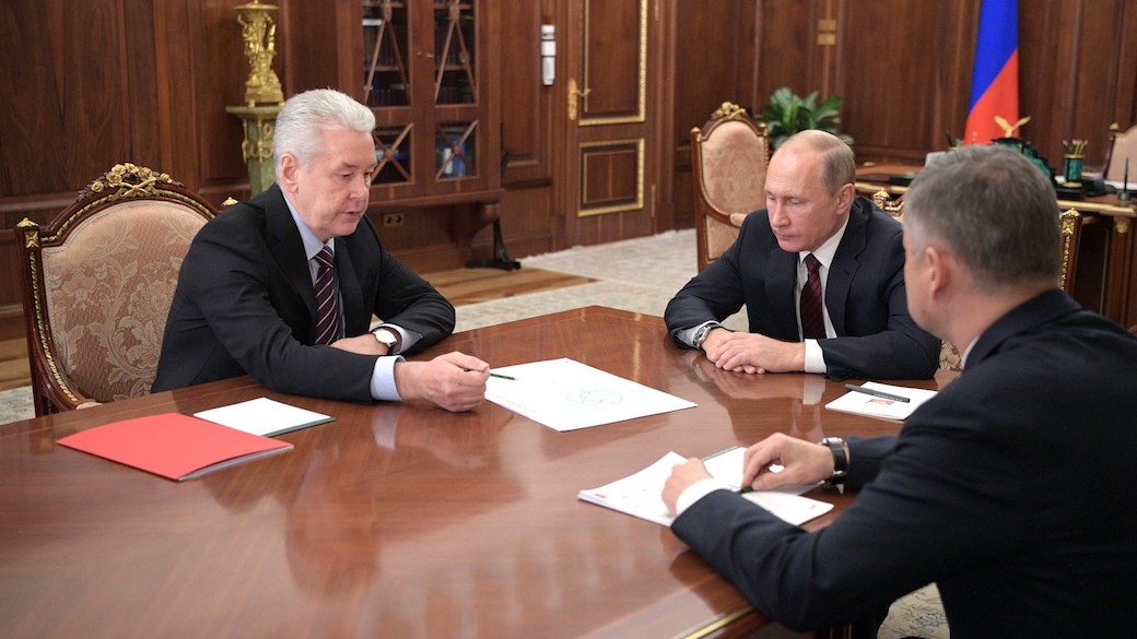 Moskauer Bürgermeister Sergej Sobjanin und Russlands Präsident Wladimir Putin besprechen neue S-Bahn-Linien MZD