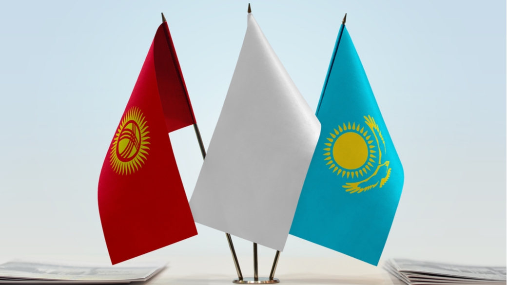 Flaggen von Kasachstan und Kirgistan