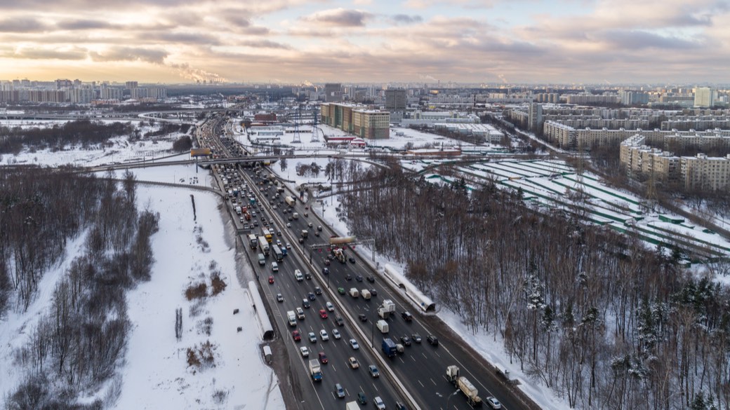 Autos im Straßenverkehr Russlands
