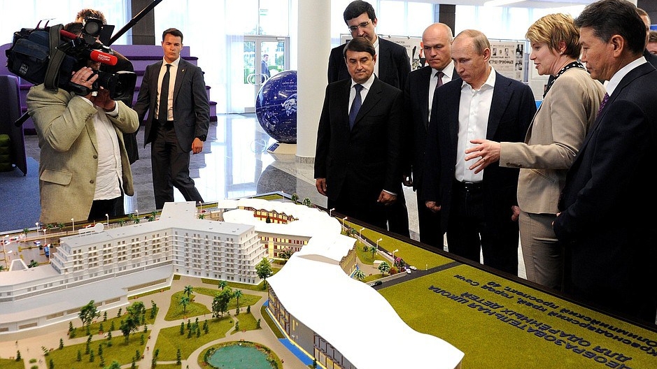 Putin betrachtet ein Modell von Sirius, einem Bildungszentrum für hochbegabte Schüler in Sotschi