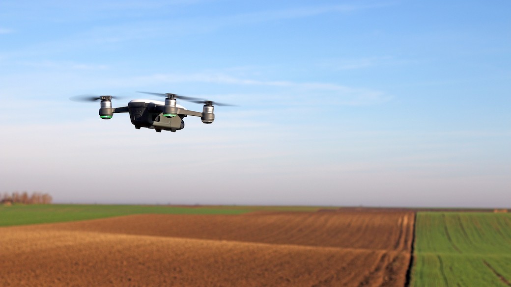 Drone fliegt über ein Feld