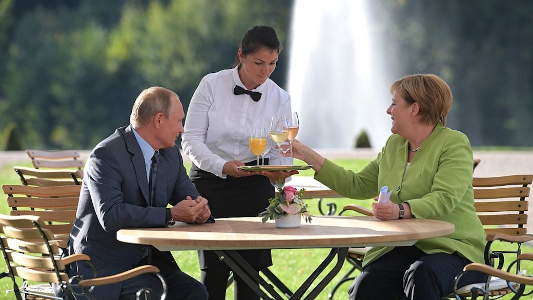 Angela Merkel trifft Wladimir Putin auf Schloss Meseberg in Brandenburg