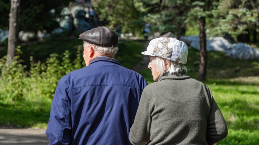 Russische Rentner spazieren durch Jekaterinburg