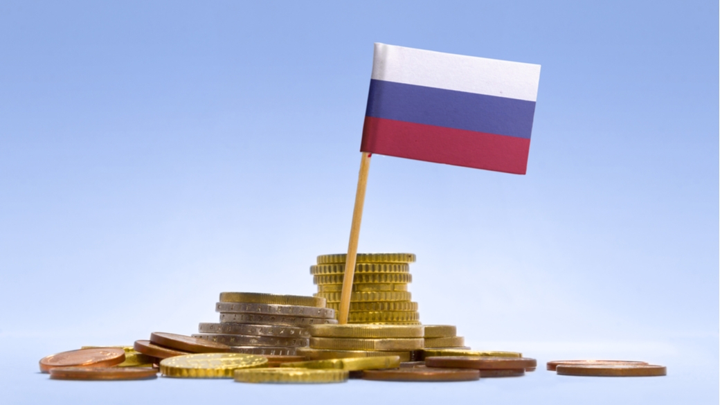 russische Flagge mit Geldmünzen