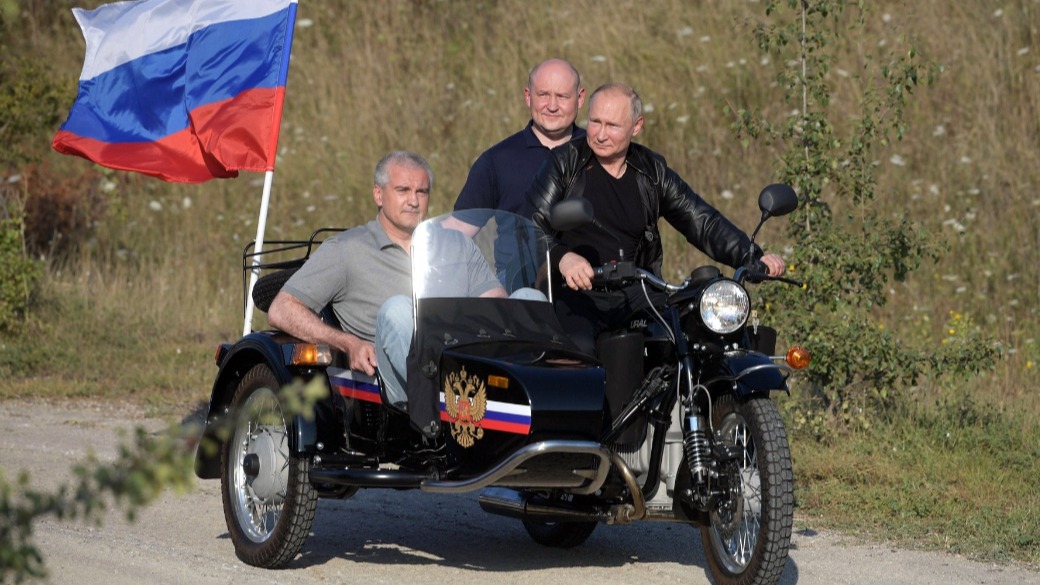 Nach Motorrad-Foto ohne Helm: Putin soll Strafe zahlen – Ostexperte.de