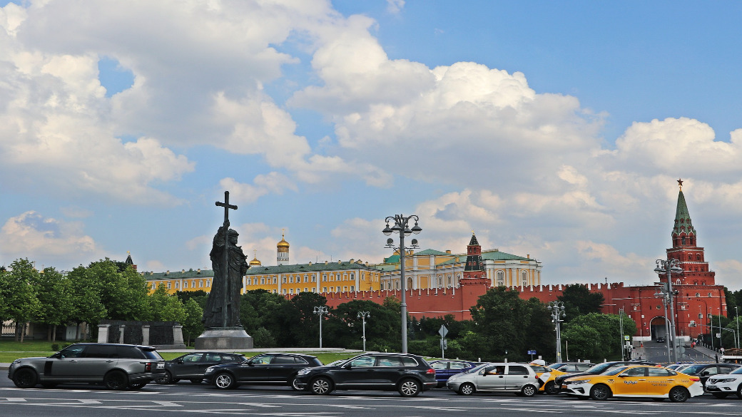 Autos vor dem Kreml