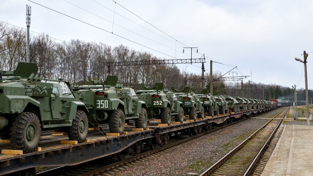 Waffentransport Geländewagen auf Zug