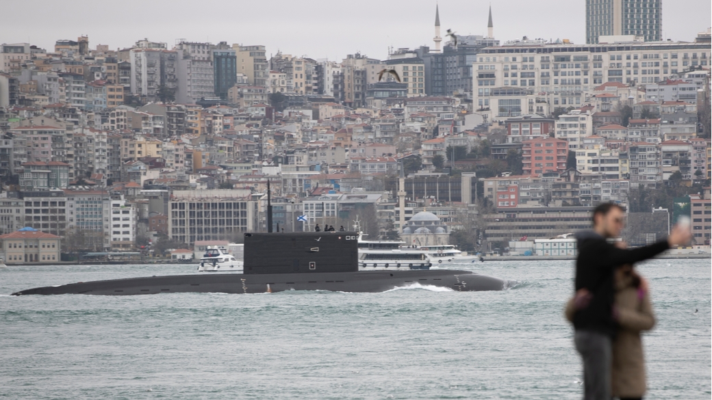 Russisches Uboot in Istanbul Bosporus