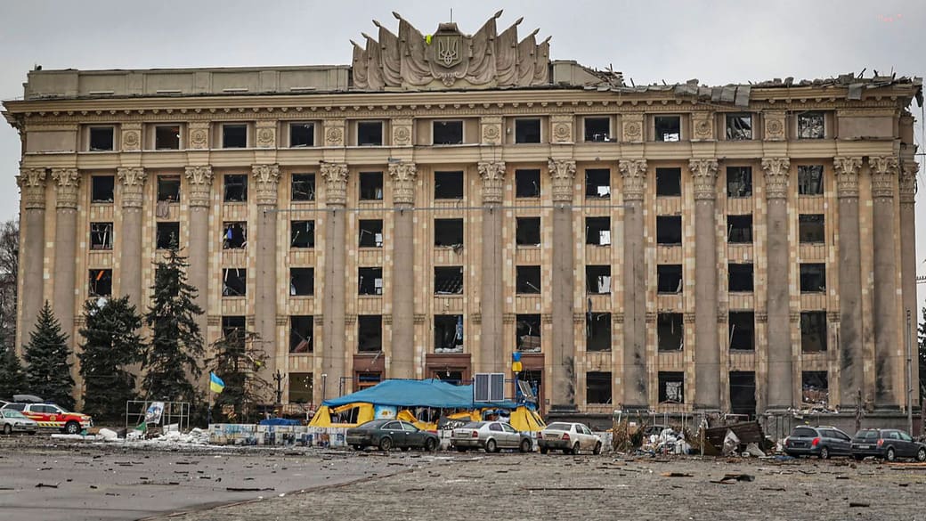 Zerstörtes Verwaltungsgebäude in Karkiw Krieg Ukraine