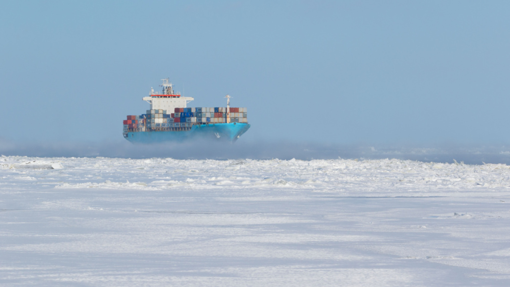 Containerschiff im Eis